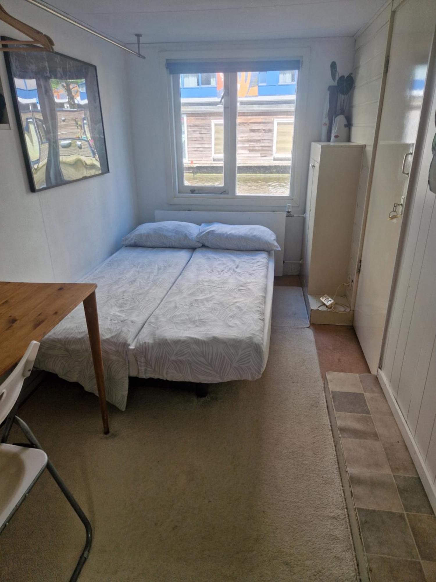 Houseboat Bed and breakfast *